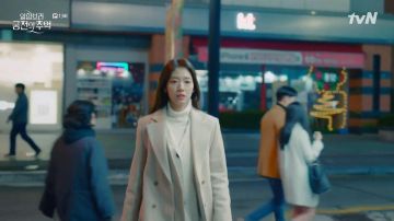Camel Coat worn by Jung Hee Joo (Park Shin-hye) in Memories of the Alhambra Episode 13