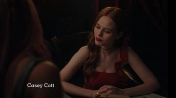La combinaison shirt rouge de Cheryl Blossom (Madelaine Petsch) dans Riverdale (S04E13)