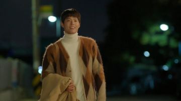 Mohair Cardigan usado por Kim Jin-hyeok (Park Bo-gum) en Encounter Episodio 2