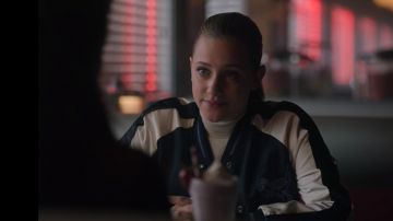 The bomber jacket bomber reversible Betty Cooper (Lili Reinhart) in Riverdale (S04E13)