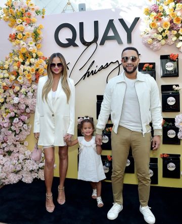 Cult Gaia As­traea Mi­ni Tote Bag worn by Chrissy Teigen Quay Launch February 10, 2020