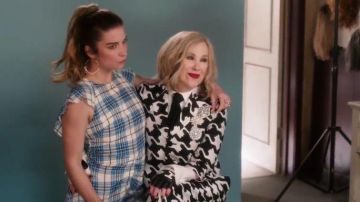 Vestido Midi a cuadros azules usado por Alexis Rose (Annie Murphy) en Schitt's Creek Temporada 6 Episodio 6