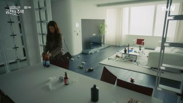 Bur­gundy Bag worn by Jung Hee Joo (Park Shin-hye) in Memories of the Alhambra Episode 11