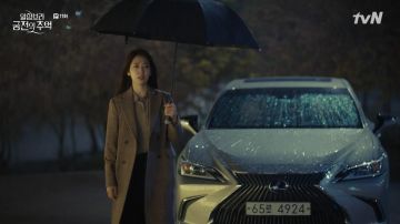 Check Coat worn by Jung Hee Joo (Park Shin-hye) in Memories of the Alhambra Episode 11