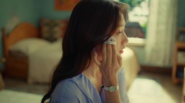 Calvin klein White Watch­es worn by Jung Hee Joo (Park Shin-hye) in Memories of the Alhambra Episode 6
