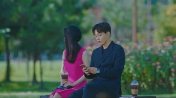 Mini bolso de hombro de cuero verde usado por Jang Man Wol (Lee Ji Eun) en Hotel Del Luna Episodio 16
