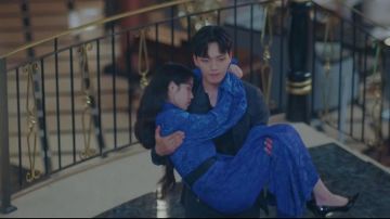 Falda midi jacquard plisada usada por Jang Man Wol (Lee Ji Eun) en Hotel Del Luna Episodio 16