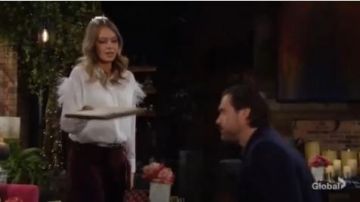 Zara Chemise Blanche portée par Abby Newman (Melissa Ordway) comme on le voit sur les Jeunes et Les Agités du 11 février 2020