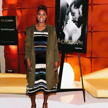Vestido túnica a rayas usado por Issa Rae en la cuenta de Instagram @universalpictures