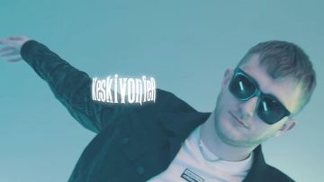 Le t-shirt blanc Adidas de Vald dans son clip KESKIVONFER