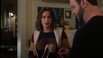 Camiseta Wildest Dreams usada por Angie D'Amato (Leighton Meester) en Padres Solteros Temporada 2 Episodio 15