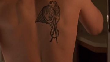 The tattoo in the shape of a Gryphon d' Angel (David Boreanaz) in Buffy the vampire slayer (S01E07)