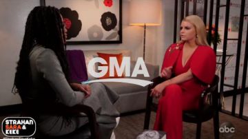 Safiyaa Découpe Embelli Crêpe Haut porté par Jessica Simpson sur Good Morning America, le 12 février 2020