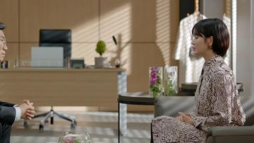 Vestido de seda con estampado abstracto usado por Cha so-hyun (Song Hye-kyo) en Encounter Episodio 15