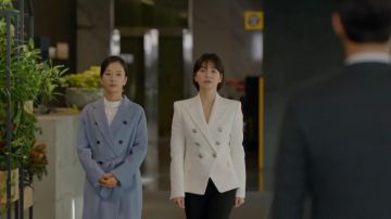 Chaqueta de Tweed de doble pecho usada por Cha Soo-hyun (Song Hye-kyo) en Encounter Episodio 15