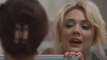 Pendientes en forma de rayo de Winter Anderson (Billie Catherine Lourd) en American Horror Story (S09E01)