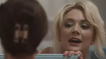 Les boucles d'oreilles en forme de foudre de Winter Anderson (Billie Catherine Lourd) dans American Horror Story (S09E01)