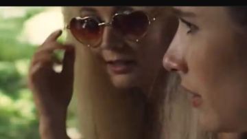 Gafas de sol en forma de corazón de Winter Anderson (Billie Catherine Lourd) en American Horror Story (S09E01)