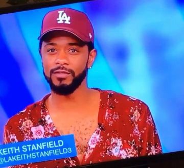 Gorra roja de los Dodgers de Los Ángeles usada por Lakeith Stanfield en la cuenta de Instagram @lakeithstanfield3