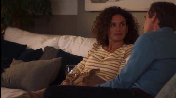 The pants waist ruched Sofia (Barbara Cabrita) in H24 (S01E01)