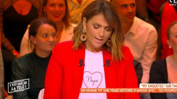 The jacket tailored collar red Valerie Benaim in It is that of the tv !the 13.02.2020