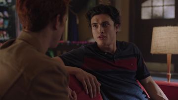 Le polo gris Tommy Hilfiger de Reggie Mantle (Charles Melton) dans Riverdale (S03E10)