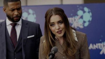 Blazer a cuadros de Fallon Carrington (Elizabeth Gillies) en Dinastía (S02E13)