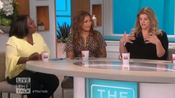 Alfani Yel­low Crossover-Hem Tu­nic worn by Sheryl Underwood on The Talk February 12, 2020