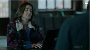 Jean Jack­et worn by Dex Parios (Cobie Smulders) in Stumptown Season 1 Episode 14