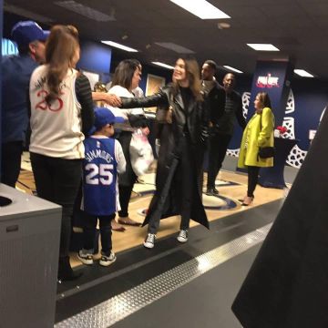 Frame Denim Leather Trench Coat in Noir worn by Kendall Jenner Philadelphia February 11, 2020