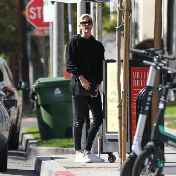 Adidas Stan Smith Sneaker usada por Charlize Theron Sugarfish febrero 13, 2020
