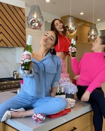 Balenciaga BB Fringe Pumps usadas por Olivia Culpo Los Angeles febrero 12, 2020