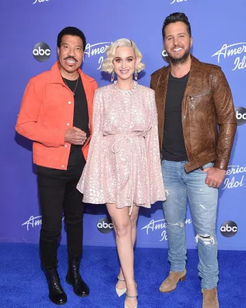 The earrings of Katy Perry on the account Instagram of @katyperry