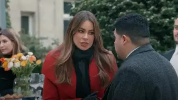 Black Scarf worn by Gloria Delgado-Pritchett (Sofía Vergara) in Modern Family Season 11 Episode 13