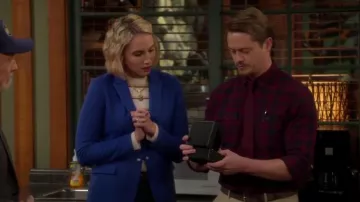 Blazer bleu porté par Mandy Baxter (Molly McCook) dans Last Man Standing Saison 8 Épisode 10