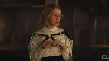 Blanc Droite Dot Print Shirt porté par le Poivre Smith (Julia Chan) en Katy Keene Saison 1 Épisode 2