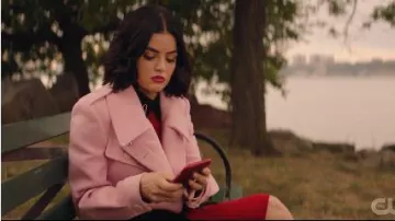Gabardina de dos tonos usada por Katy Keene (Lucy Hale) en Katy Keene Temporada 1 Episodio 2