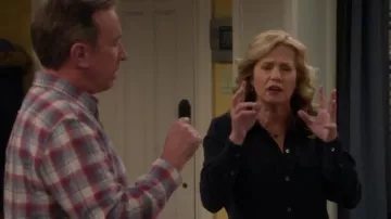 Blusa de seda negra usada por Vanessa Baxter (Nancy Travis) en Last Man Standing Temporada 8 Episodio 10