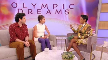 Camisa de satén estampada de Versace usada por Tamron Hall en Tamron Hall 13 de febrero de 2020