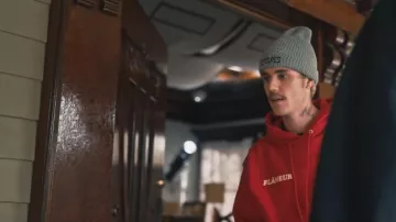 Kevin Kiehm Rouge à capuche "Flâneur" porté par Justin Bieber dans ses Intentions de la musique de la vidéo de l'exploit. Quavo 