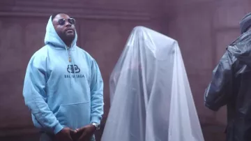 El suéter balenciaga azul cielo que lleva Gradur en el clip Gradur - BLH ft. Ninho (Clip Oficial)