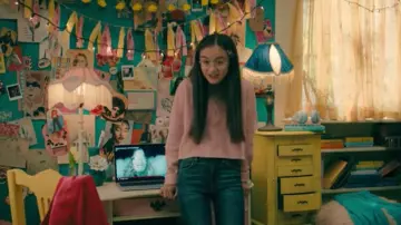 Pull rose manche longue de Kitty (Anna Cathcart) dans À tous les garçons : P.S. Je t'aime toujours