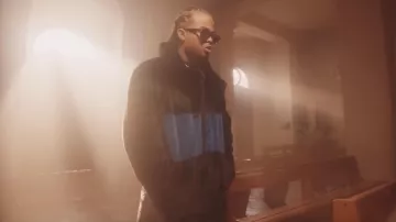 Le manteau fourrure noir et bleu de Kalash dans son clip Conséquences