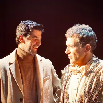 Khaki Overcoat worn by Miguel Ángel Muñoz on the Instagram account @miguelamunoz