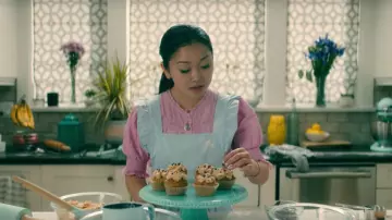 Le robe rose ou top rose porté par Lara Jean (Lana Condor) dans le film À tous les garçons : P.S. Je t'aime toujours