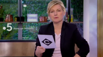 Chaqueta de cuello de crepé azul de Anne-Élisabeth Lemoine en Cà vous