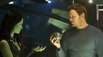 Le t-shirt gris à bande porté par Peter Quill (Chris Pratt) dans le film Les gardiens de la galaxie