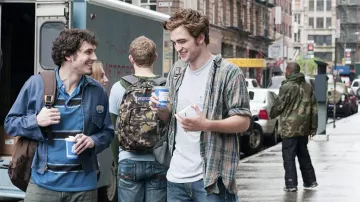 Polo azul a rayas de Aidan Hall (Tate Ellington) en Remember me