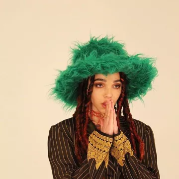 Sombrero de cúpula de piel sintética verde difusa eléctrica usado por FKA Twigs en la cuenta de Instagram de @bennyandallo