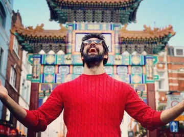 Suéter rojo Crewneck de algodón suave usado por Miguel Ángel Muñoz en la cuenta de Instagram @miguelamunoz